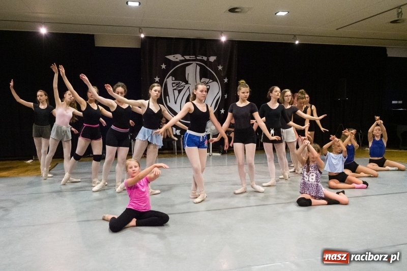 Zdjęcie w galerii na portalu naszraciborz.pl: Zaklęty łabędź. Tancerze z Polski i Czech zatańczą na stawie w parku Roth [FOTO] wiadomości z regionu