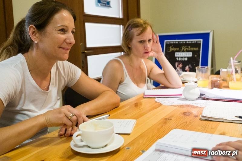 Zdjęcie w galerii na portalu naszraciborz.pl: Zaklęty łabędź. Tancerze z Polski i Czech zatańczą na stawie w parku Roth [FOTO] wiadomości z regionu