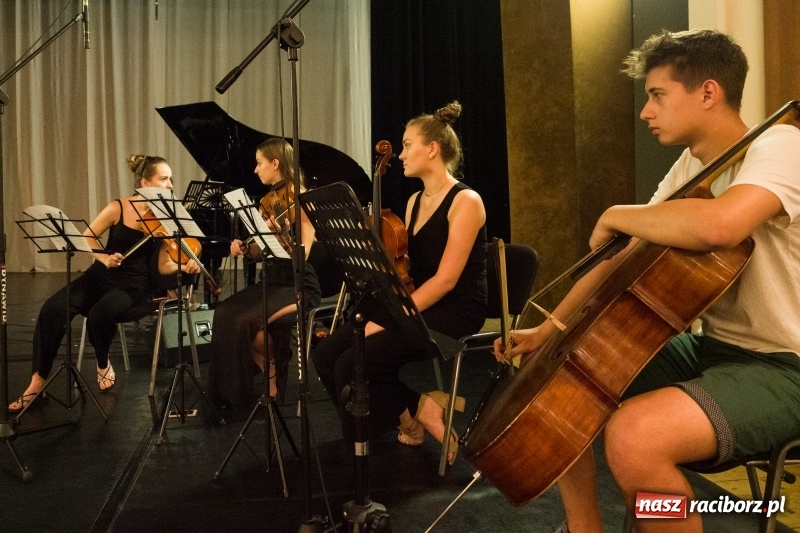 Zdjęcie w galerii na portalu naszraciborz.pl: Zaklęty łabędź. Tancerze z Polski i Czech zatańczą na stawie w parku Roth [FOTO] wiadomości z regionu