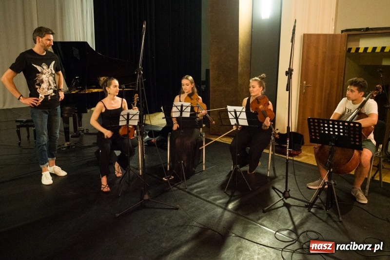 Zdjęcie w galerii na portalu naszraciborz.pl: Zaklęty łabędź. Tancerze z Polski i Czech zatańczą na stawie w parku Roth [FOTO] wiadomości z regionu