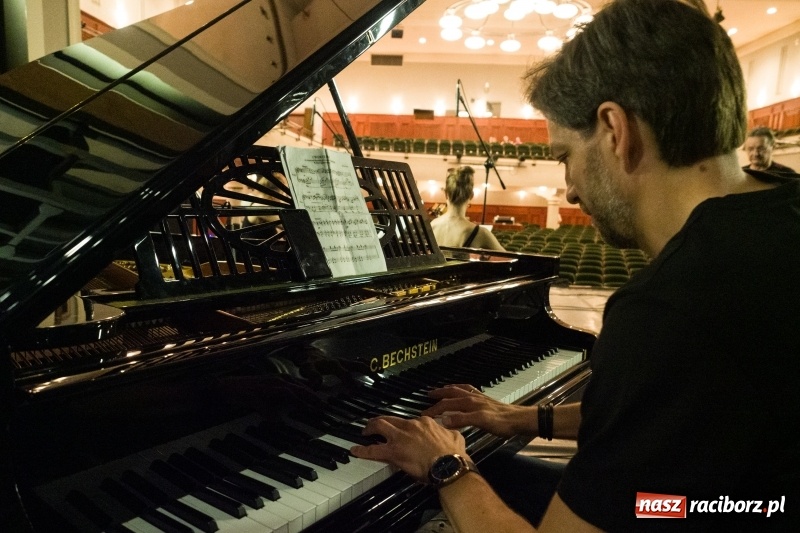 Zdjęcie w galerii na portalu naszraciborz.pl: Zaklęty łabędź. Tancerze z Polski i Czech zatańczą na stawie w parku Roth [FOTO] wiadomości z regionu