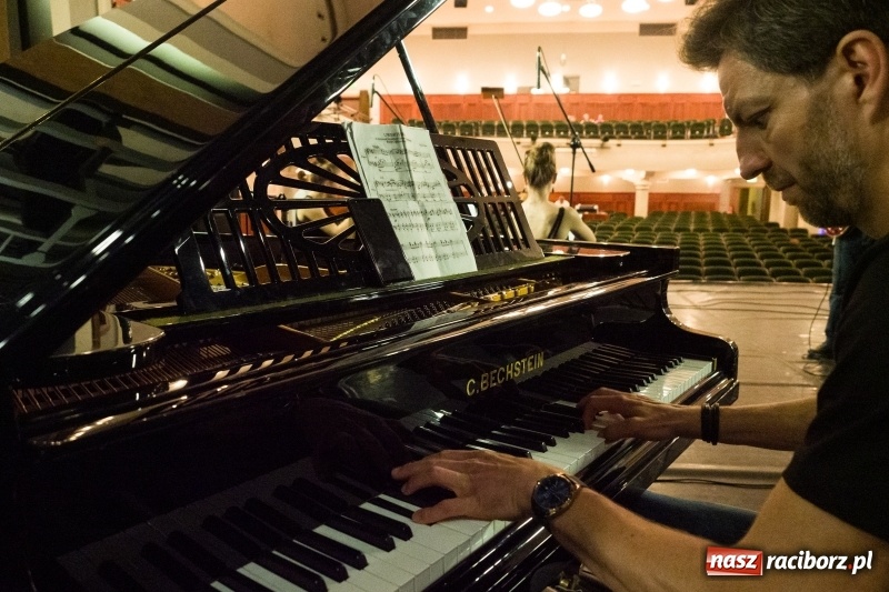 Zdjęcie w galerii na portalu naszraciborz.pl: Zaklęty łabędź. Tancerze z Polski i Czech zatańczą na stawie w parku Roth [FOTO] wiadomości z regionu