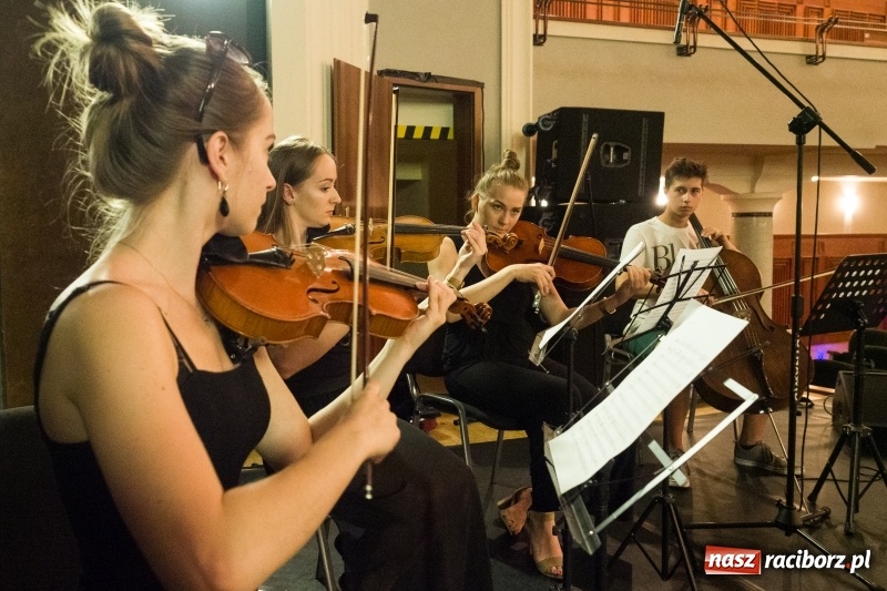 Zdjęcie w galerii na portalu naszraciborz.pl: Zaklęty łabędź. Tancerze z Polski i Czech zatańczą na stawie w parku Roth [FOTO] wiadomości z regionu