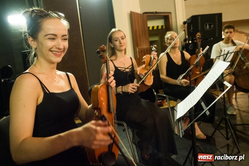 Zdjęcie w galerii na portalu naszraciborz.pl: Zaklęty łabędź. Tancerze z Polski i Czech zatańczą na stawie w parku Roth [FOTO] wiadomości z regionu