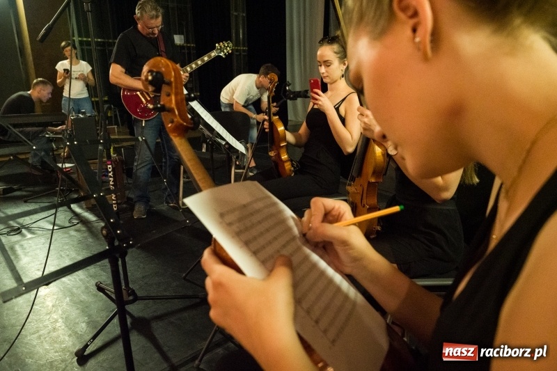Zdjęcie w galerii na portalu naszraciborz.pl: Zaklęty łabędź. Tancerze z Polski i Czech zatańczą na stawie w parku Roth [FOTO] wiadomości z regionu