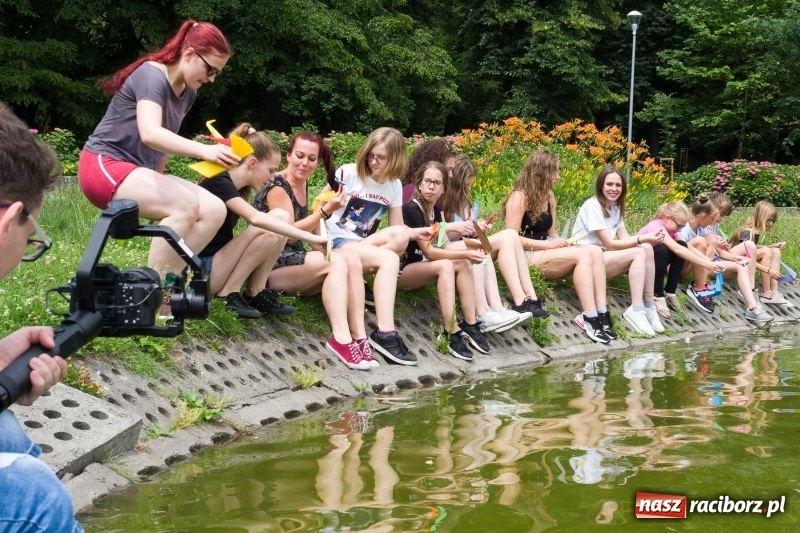 Zdjęcie w galerii na portalu naszraciborz.pl: Zaklęty łabędź. Tancerze z Polski i Czech zatańczą na stawie w parku Roth [FOTO] wiadomości z regionu
