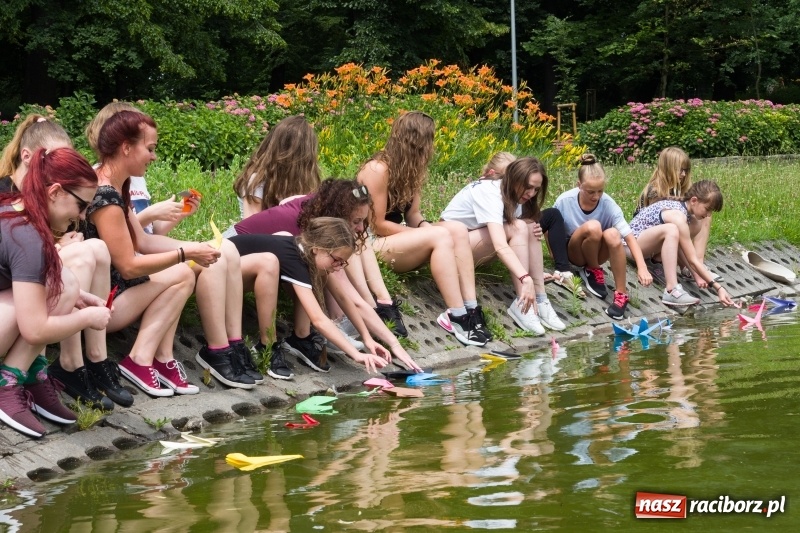 Zdjęcie w galerii na portalu naszraciborz.pl: Zaklęty łabędź. Tancerze z Polski i Czech zatańczą na stawie w parku Roth [FOTO] wiadomości z regionu
