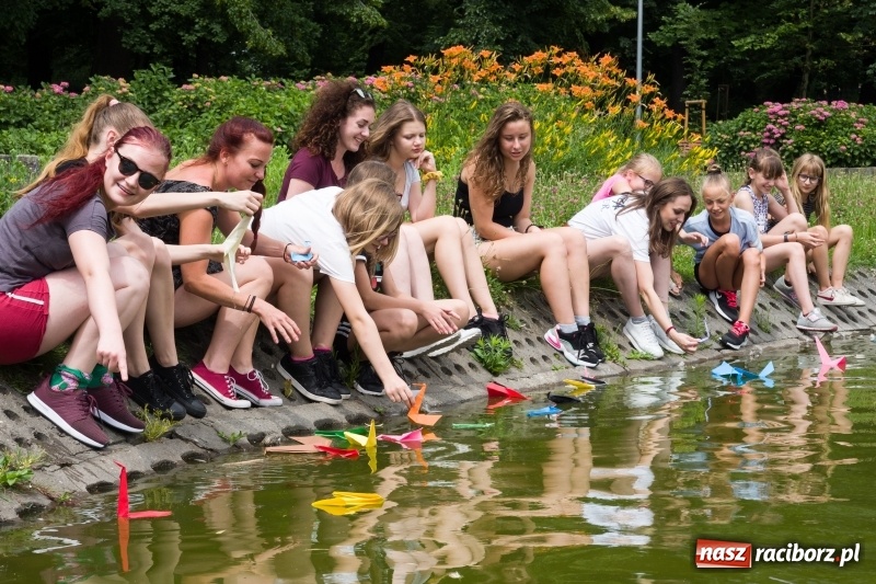 Zdjęcie w galerii na portalu naszraciborz.pl: Zaklęty łabędź. Tancerze z Polski i Czech zatańczą na stawie w parku Roth [FOTO] wiadomości z regionu
