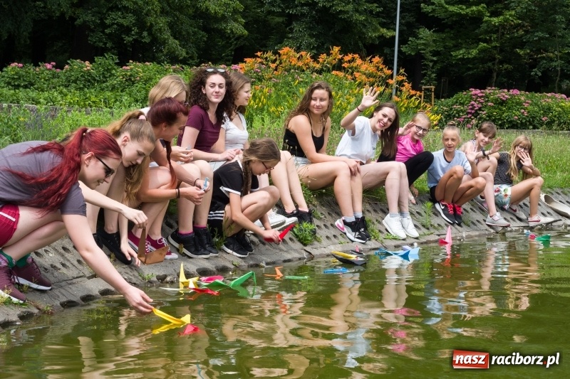 Zdjęcie w galerii na portalu naszraciborz.pl: Zaklęty łabędź. Tancerze z Polski i Czech zatańczą na stawie w parku Roth [FOTO] wiadomości z regionu
