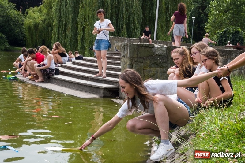 Zdjęcie w galerii na portalu naszraciborz.pl: Zaklęty łabędź. Tancerze z Polski i Czech zatańczą na stawie w parku Roth [FOTO] wiadomości z regionu