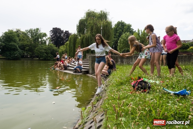 Zdjęcie w galerii na portalu naszraciborz.pl: Zaklęty łabędź. Tancerze z Polski i Czech zatańczą na stawie w parku Roth [FOTO] wiadomości z regionu