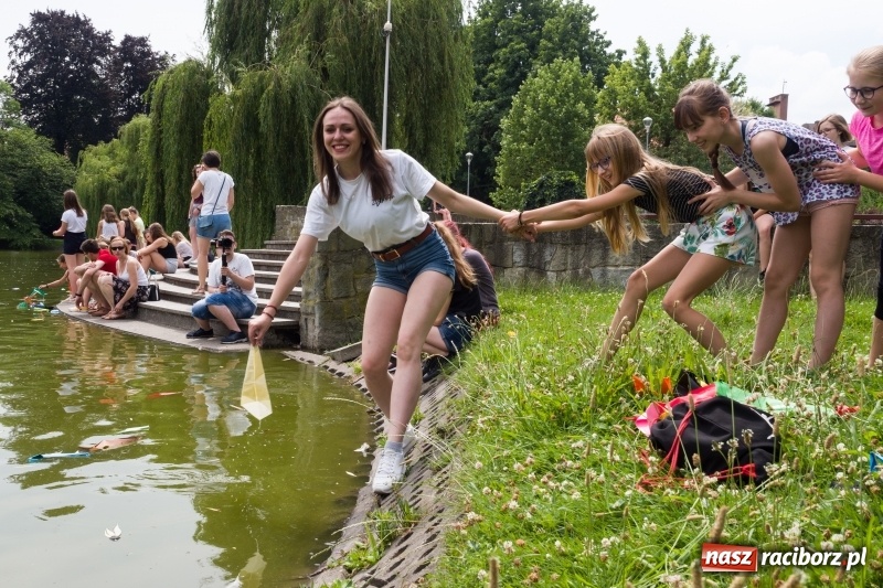 Zdjęcie w galerii na portalu naszraciborz.pl: Zaklęty łabędź. Tancerze z Polski i Czech zatańczą na stawie w parku Roth [FOTO] wiadomości z regionu