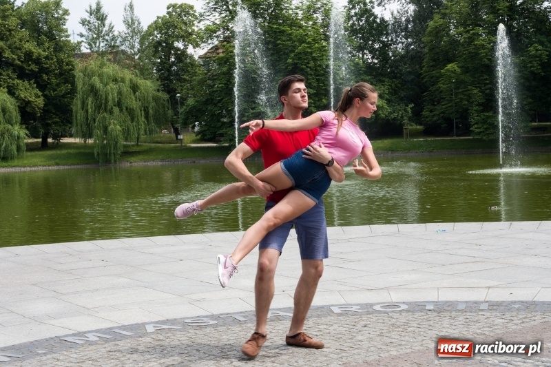 Zdjęcie w galerii na portalu naszraciborz.pl: Zaklęty łabędź. Tancerze z Polski i Czech zatańczą na stawie w parku Roth [FOTO] wiadomości z regionu
