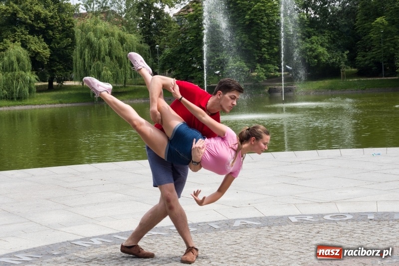 Zdjęcie w galerii na portalu naszraciborz.pl: Zaklęty łabędź. Tancerze z Polski i Czech zatańczą na stawie w parku Roth [FOTO] wiadomości z regionu
