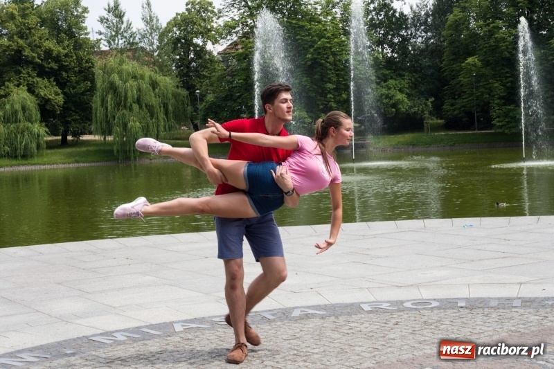 Zdjęcie w galerii na portalu naszraciborz.pl: Zaklęty łabędź. Tancerze z Polski i Czech zatańczą na stawie w parku Roth [FOTO] wiadomości z regionu
