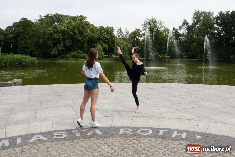 Zdjęcie w galerii na portalu naszraciborz.pl: Zaklęty łabędź. Tancerze z Polski i Czech zatańczą na stawie w parku Roth [FOTO] wiadomości z regionu