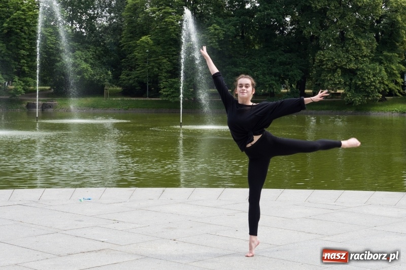 Zdjęcie w galerii na portalu naszraciborz.pl: Zaklęty łabędź. Tancerze z Polski i Czech zatańczą na stawie w parku Roth [FOTO] wiadomości z regionu