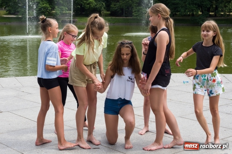 Zdjęcie w galerii na portalu naszraciborz.pl: Zaklęty łabędź. Tancerze z Polski i Czech zatańczą na stawie w parku Roth [FOTO] wiadomości z regionu