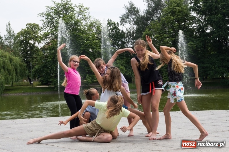 Zdjęcie w galerii na portalu naszraciborz.pl: Zaklęty łabędź. Tancerze z Polski i Czech zatańczą na stawie w parku Roth [FOTO] wiadomości z regionu