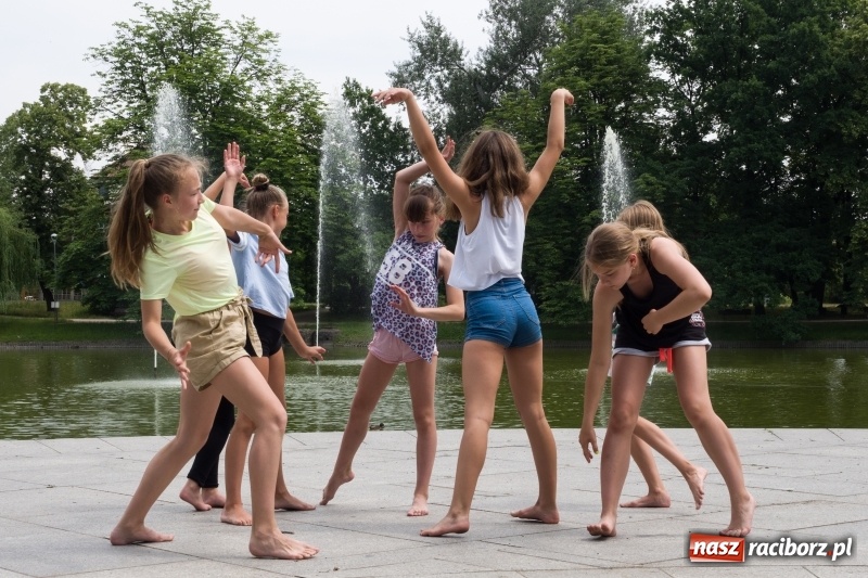 Zdjęcie w galerii na portalu naszraciborz.pl: Zaklęty łabędź. Tancerze z Polski i Czech zatańczą na stawie w parku Roth [FOTO] wiadomości z regionu