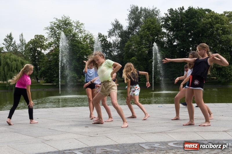 Zdjęcie w galerii na portalu naszraciborz.pl: Zaklęty łabędź. Tancerze z Polski i Czech zatańczą na stawie w parku Roth [FOTO] wiadomości z regionu