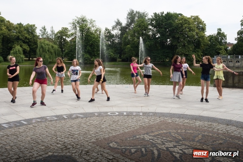 Zdjęcie w galerii na portalu naszraciborz.pl: Zaklęty łabędź. Tancerze z Polski i Czech zatańczą na stawie w parku Roth [FOTO] wiadomości z regionu