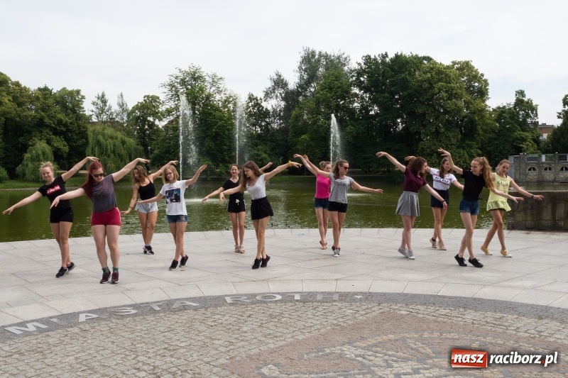 Zdjęcie w galerii na portalu naszraciborz.pl: Zaklęty łabędź. Tancerze z Polski i Czech zatańczą na stawie w parku Roth [FOTO] wiadomości z regionu