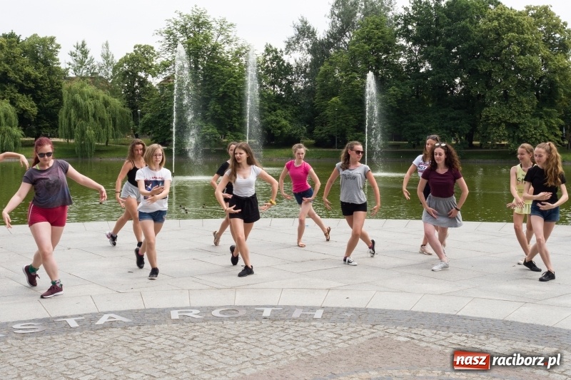 Zdjęcie w galerii na portalu naszraciborz.pl: Zaklęty łabędź. Tancerze z Polski i Czech zatańczą na stawie w parku Roth [FOTO] wiadomości z regionu