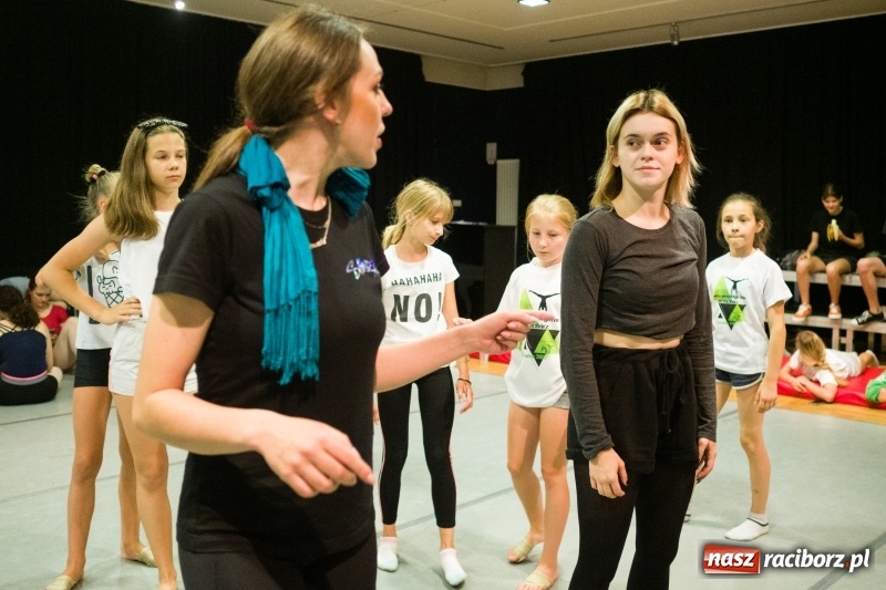 Zdjęcie w galerii na portalu naszraciborz.pl: Zaklęty łabędź. Tancerze z Polski i Czech zatańczą na stawie w parku Roth [FOTO] wiadomości z regionu