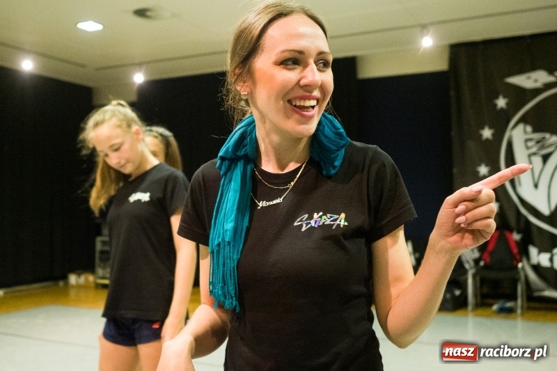 Zdjęcie w galerii na portalu naszraciborz.pl: Zaklęty łabędź. Tancerze z Polski i Czech zatańczą na stawie w parku Roth [FOTO] wiadomości z regionu