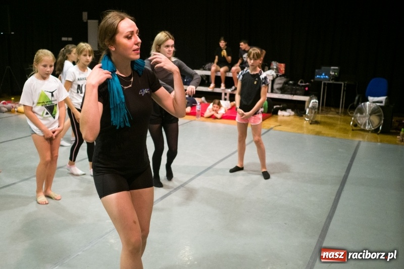 Zdjęcie w galerii na portalu naszraciborz.pl: Zaklęty łabędź. Tancerze z Polski i Czech zatańczą na stawie w parku Roth [FOTO] wiadomości z regionu