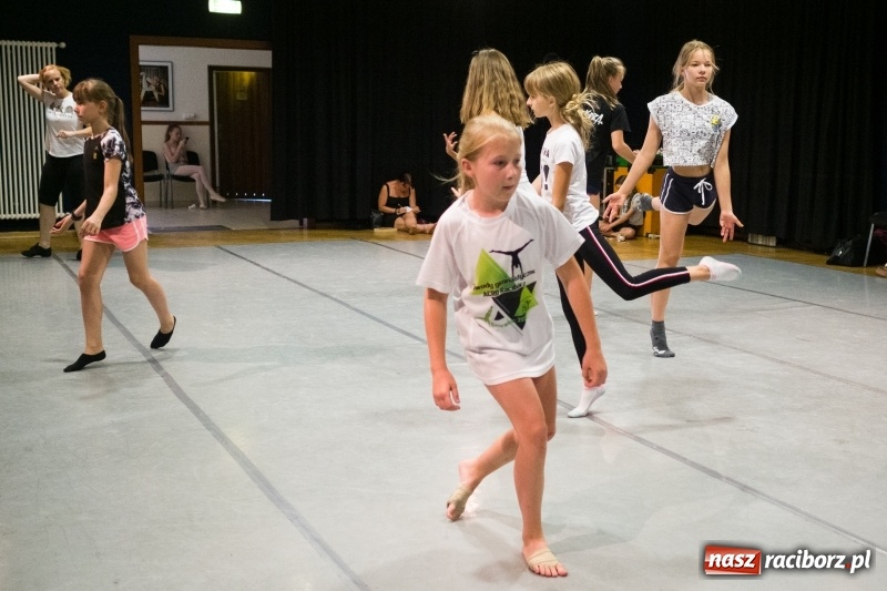 Zdjęcie w galerii na portalu naszraciborz.pl: Zaklęty łabędź. Tancerze z Polski i Czech zatańczą na stawie w parku Roth [FOTO] wiadomości z regionu