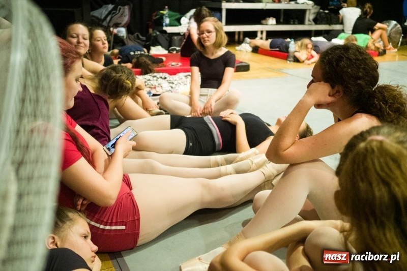 Zdjęcie w galerii na portalu naszraciborz.pl: Zaklęty łabędź. Tancerze z Polski i Czech zatańczą na stawie w parku Roth [FOTO] wiadomości z regionu