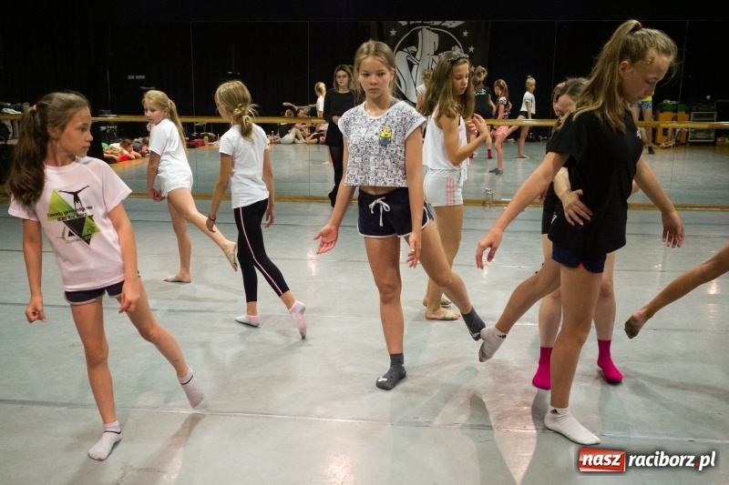 Zdjęcie w galerii na portalu naszraciborz.pl: Zaklęty łabędź. Tancerze z Polski i Czech zatańczą na stawie w parku Roth [FOTO] wiadomości z regionu