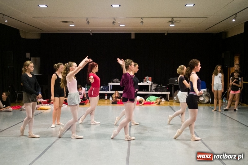 Zdjęcie w galerii na portalu naszraciborz.pl: Zaklęty łabędź. Tancerze z Polski i Czech zatańczą na stawie w parku Roth [FOTO] wiadomości z regionu