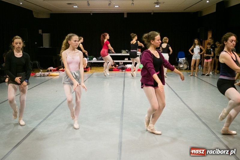 Zdjęcie w galerii na portalu naszraciborz.pl: Zaklęty łabędź. Tancerze z Polski i Czech zatańczą na stawie w parku Roth [FOTO] wiadomości z regionu