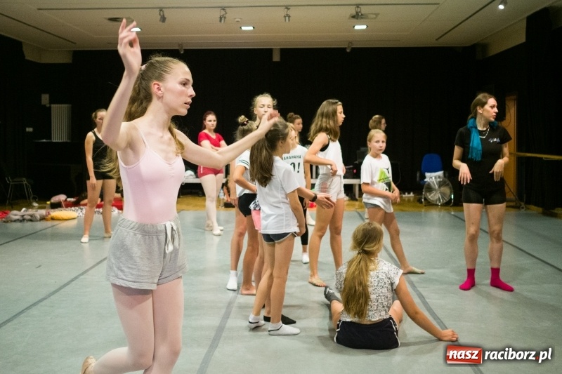 Zdjęcie w galerii na portalu naszraciborz.pl: Zaklęty łabędź. Tancerze z Polski i Czech zatańczą na stawie w parku Roth [FOTO] wiadomości z regionu