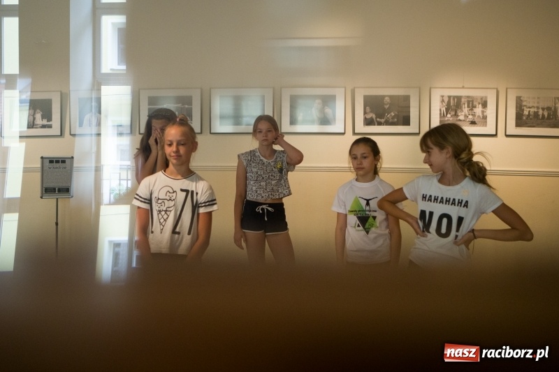 Zdjęcie w galerii na portalu naszraciborz.pl: Zaklęty łabędź. Tancerze z Polski i Czech zatańczą na stawie w parku Roth [FOTO] wiadomości z regionu