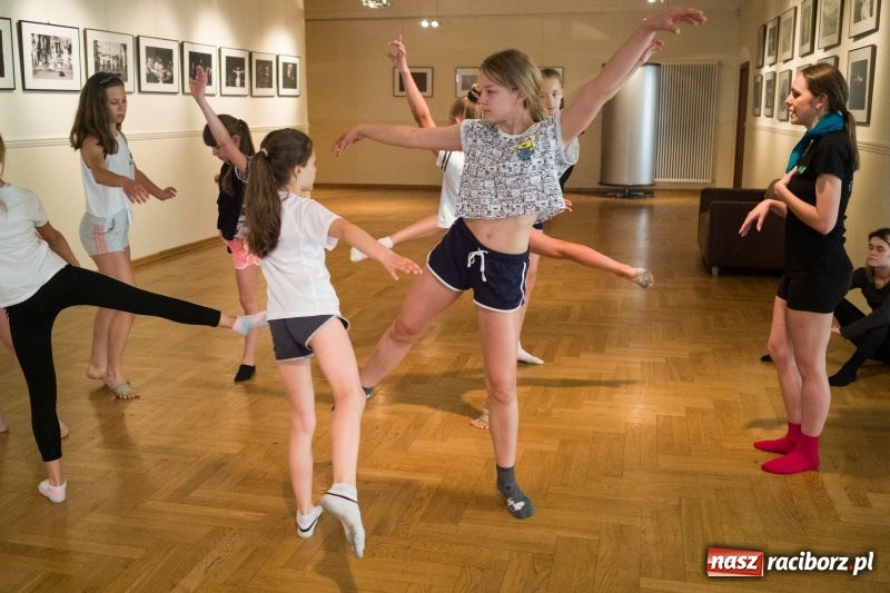 Zdjęcie w galerii na portalu naszraciborz.pl: Zaklęty łabędź. Tancerze z Polski i Czech zatańczą na stawie w parku Roth [FOTO] wiadomości z regionu