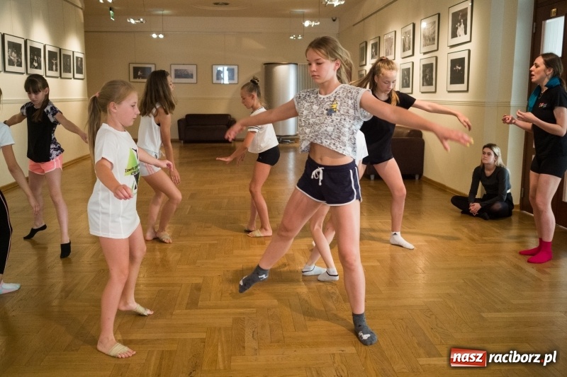 Zdjęcie w galerii na portalu naszraciborz.pl: Zaklęty łabędź. Tancerze z Polski i Czech zatańczą na stawie w parku Roth [FOTO] wiadomości z regionu