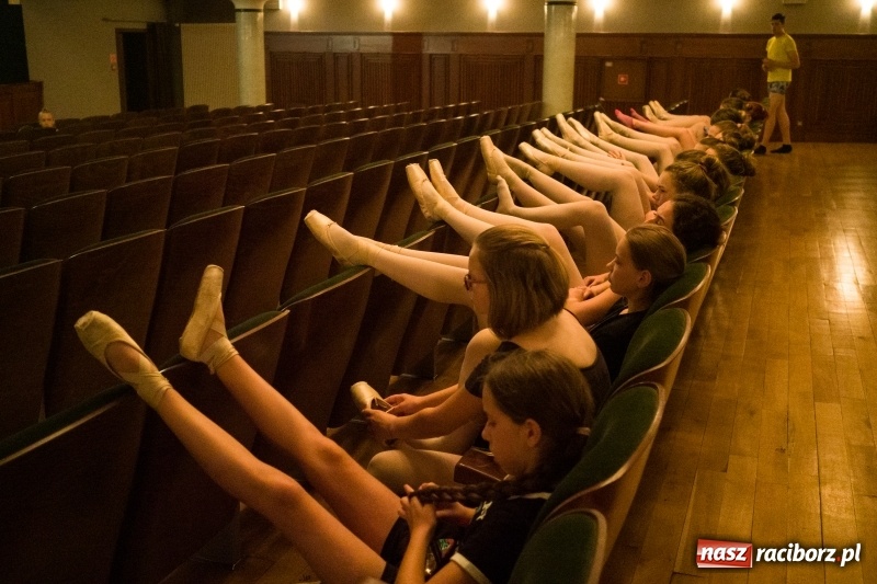 Zdjęcie w galerii na portalu naszraciborz.pl: Zaklęty łabędź. Tancerze z Polski i Czech zatańczą na stawie w parku Roth [FOTO] wiadomości z regionu