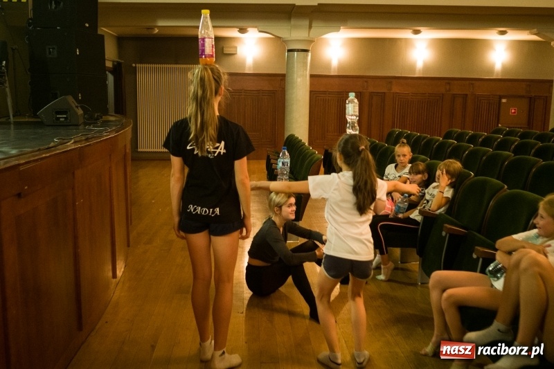 Zdjęcie w galerii na portalu naszraciborz.pl: Zaklęty łabędź. Tancerze z Polski i Czech zatańczą na stawie w parku Roth [FOTO] wiadomości z regionu