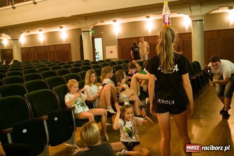 Zdjęcie w galerii na portalu naszraciborz.pl: Zaklęty łabędź. Tancerze z Polski i Czech zatańczą na stawie w parku Roth [FOTO] wiadomości z regionu