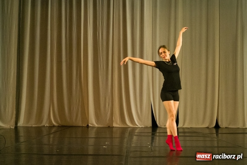 Zdjęcie w galerii na portalu naszraciborz.pl: Zaklęty łabędź. Tancerze z Polski i Czech zatańczą na stawie w parku Roth [FOTO] wiadomości z regionu