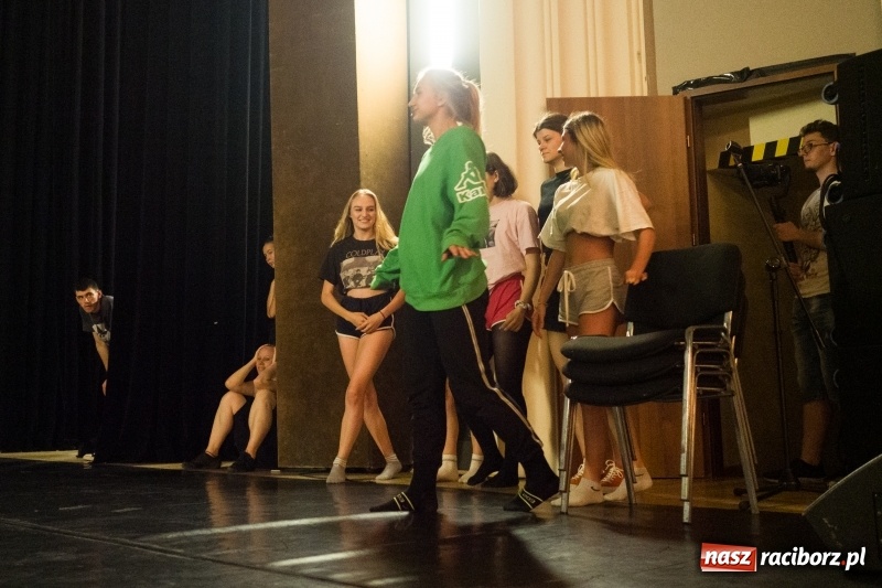 Zdjęcie w galerii na portalu naszraciborz.pl: Zaklęty łabędź. Tancerze z Polski i Czech zatańczą na stawie w parku Roth [FOTO] wiadomości z regionu