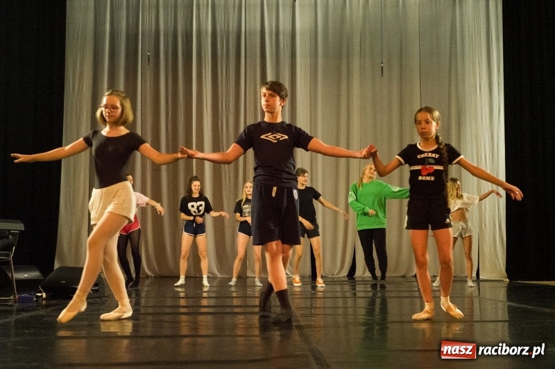 Zdjęcie w galerii na portalu naszraciborz.pl: Zaklęty łabędź. Tancerze z Polski i Czech zatańczą na stawie w parku Roth [FOTO] wiadomości z regionu