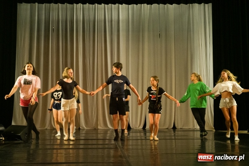 Zdjęcie w galerii na portalu naszraciborz.pl: Zaklęty łabędź. Tancerze z Polski i Czech zatańczą na stawie w parku Roth [FOTO] wiadomości z regionu