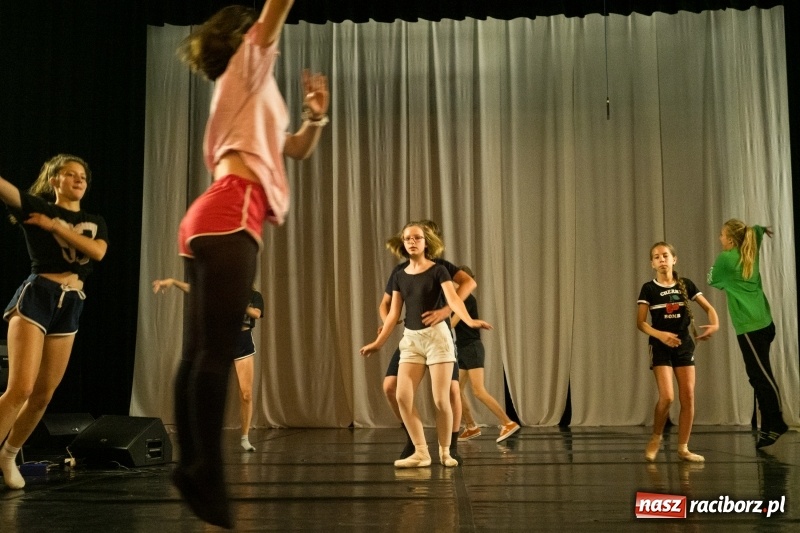 Zdjęcie w galerii na portalu naszraciborz.pl: Zaklęty łabędź. Tancerze z Polski i Czech zatańczą na stawie w parku Roth [FOTO] wiadomości z regionu