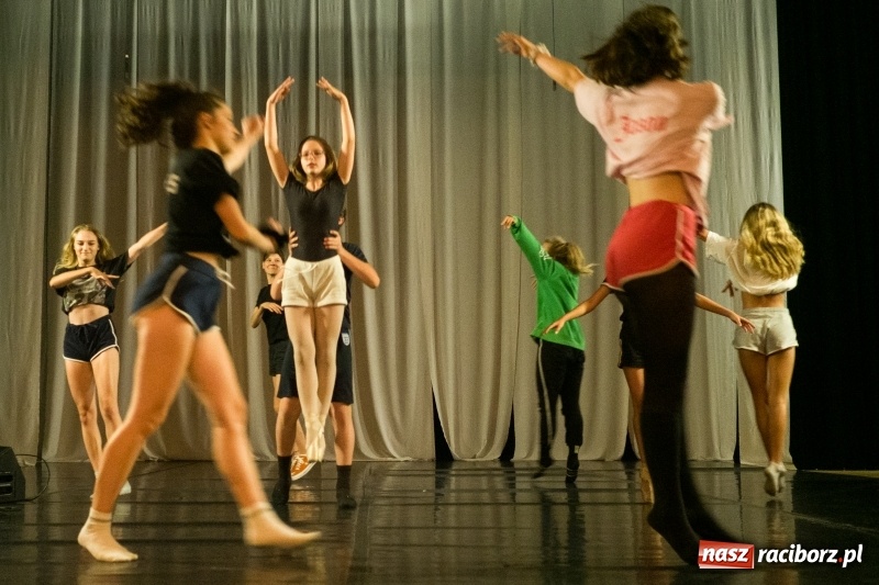 Zdjęcie w galerii na portalu naszraciborz.pl: Zaklęty łabędź. Tancerze z Polski i Czech zatańczą na stawie w parku Roth [FOTO] wiadomości z regionu