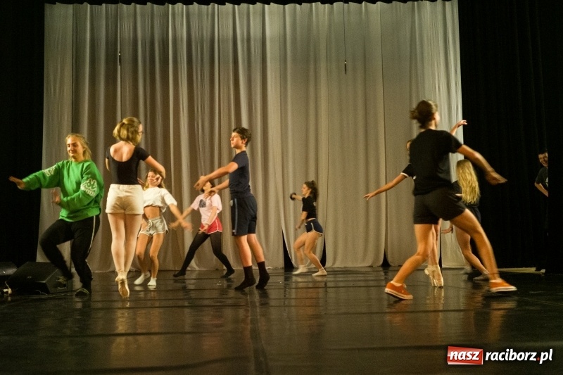 Zdjęcie w galerii na portalu naszraciborz.pl: Zaklęty łabędź. Tancerze z Polski i Czech zatańczą na stawie w parku Roth [FOTO] wiadomości z regionu